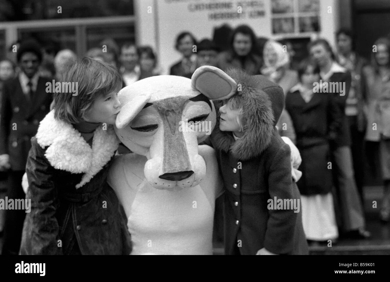 Die Rosen und die Panthers. Zur Feier der "Rückkehr" des berühmten stümperhafte Französisch Sleuth, Inspektor ClouseauÖin "Pink Panther" eine spezielle Vorführung des Films im Londoner Leicester Square, wurden Resultate von Film-Fans, deren Familiennamen rosa oder Panther sind, eingeladen, den neuen Film zu sehen. Eine Mädchen in einem ëPink Pantherí Outfit begrüßte die Rosen und die Panthers nach London. Inspektor Clouseau wird gespielt von Peter Sellers. Jason Pink und Dawn Panthers (beide 8 Jahre alt) mit ëPink Pantherí, nachdem sie den Film mit ihren Eltern heute gesehen. Diese beiden Jugendlichen applaudierten den Film. Januar 1976 76-00056-007 Stockfoto