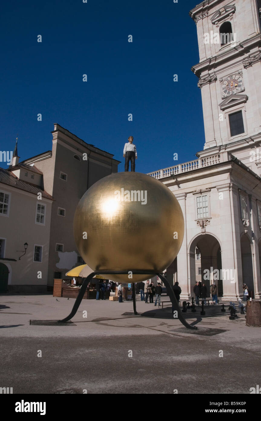 Große goldene Kugel in Kapitelplatz, Salzburg, Österreich, Europa Stockfoto