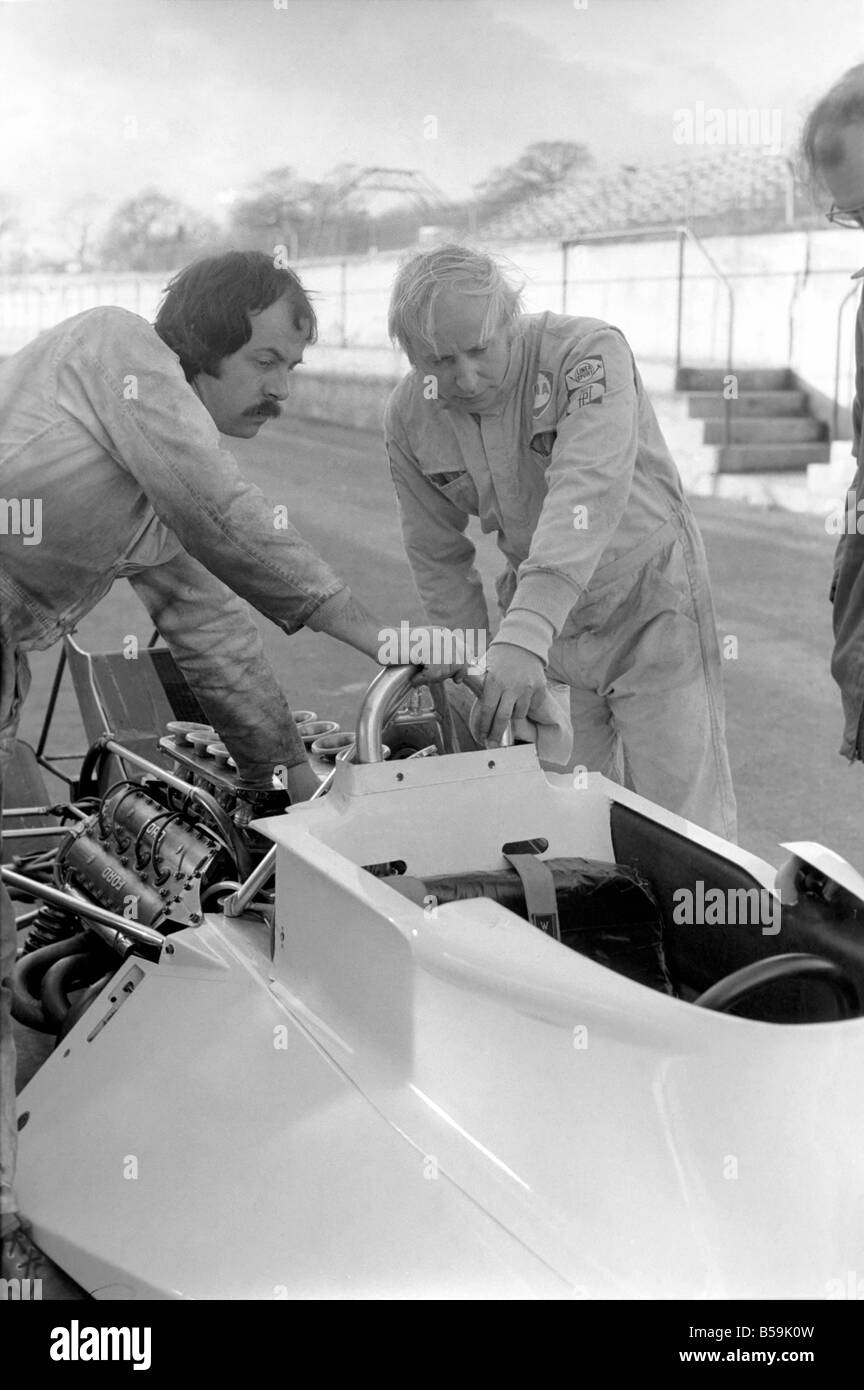 Rennfahrer John Surtees versucht sein neue Auto. Januar 1976 76-00088 Stockfoto