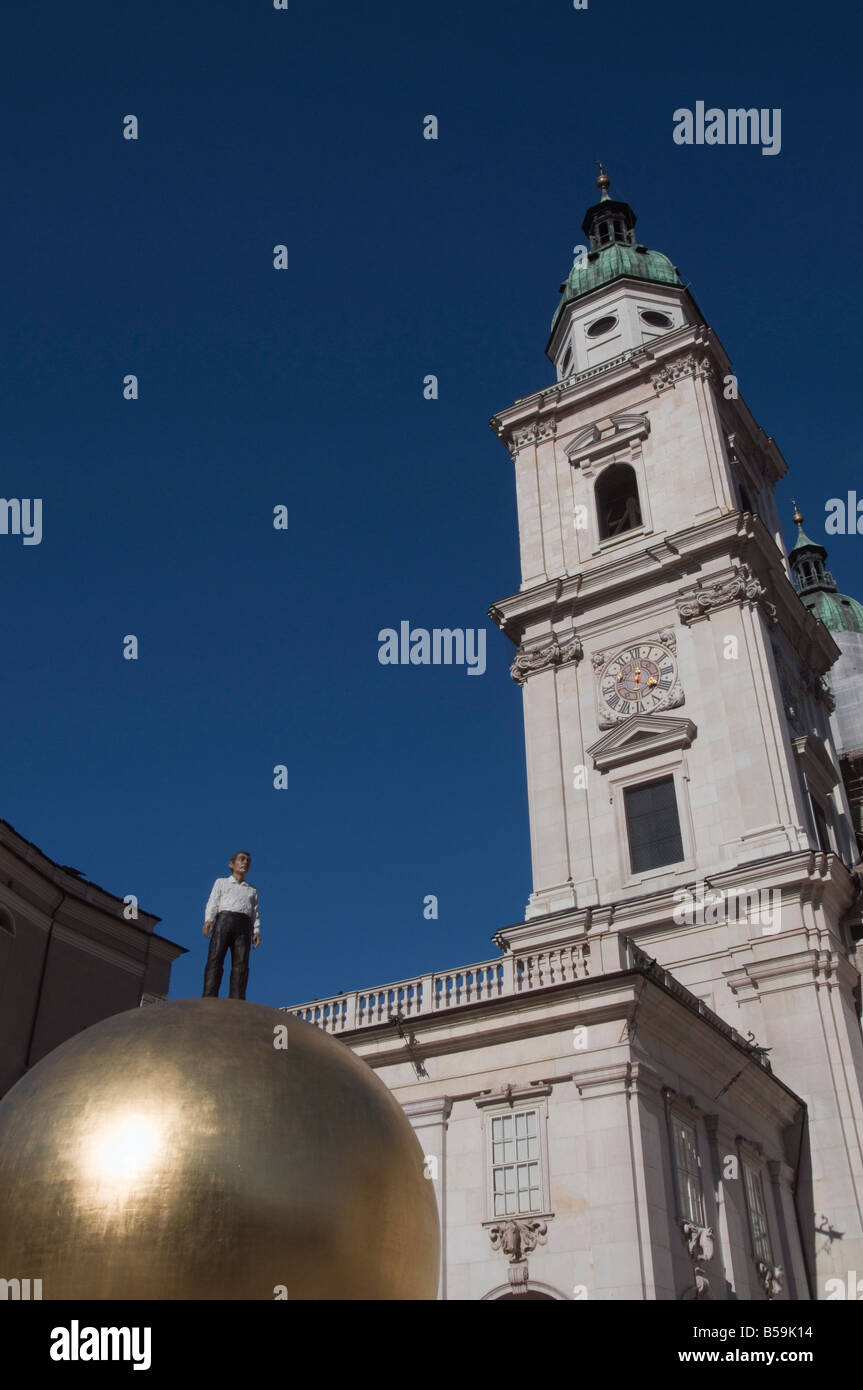 Große goldene Kugel in Kapitelplatz, Salzburg, Österreich, Europa Stockfoto