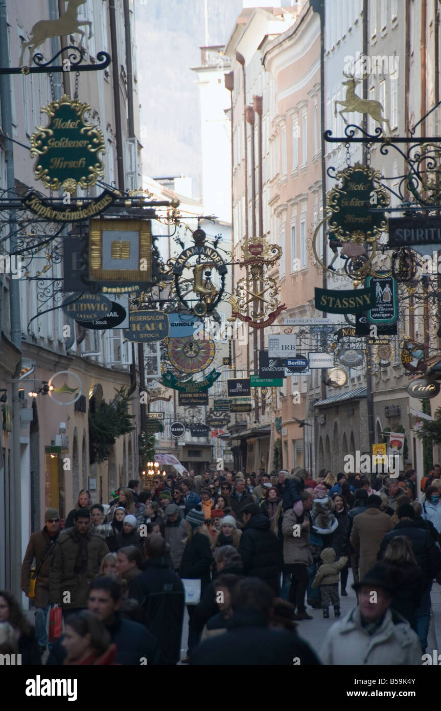salzburg-getreidegasse-austria-shopping-fotos-und-bildmaterial-in
