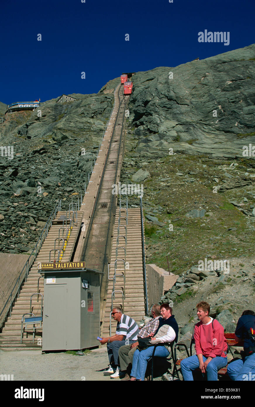 Warten auf die Standseilbahn, Pasterzengletscher, Grossglockner, Austria, Europe Stockfoto