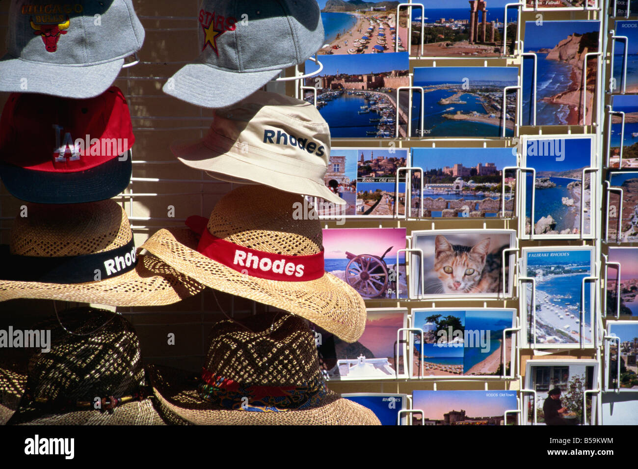 Postkarten und Hüte zum Verkauf Rhodos Dodekanes griechische Inseln Griechenland Europa Stockfoto