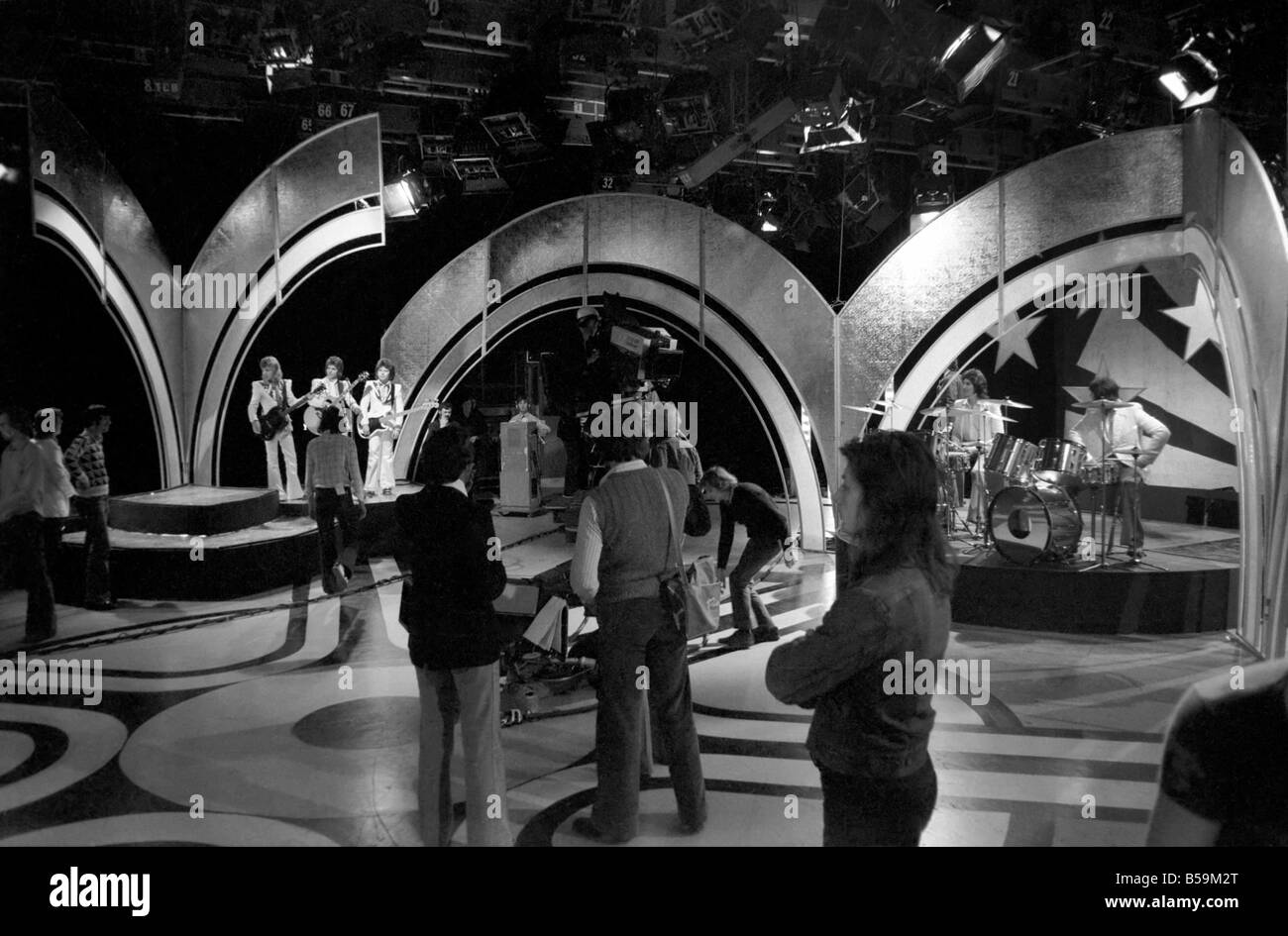 Die Dreharbeiten der TV-Musik-Chart-Show Top of the Pops in den BBC-Studios. Pop-Gruppe 10cc Durchführung auf der Bühne April 1975 Stockfoto