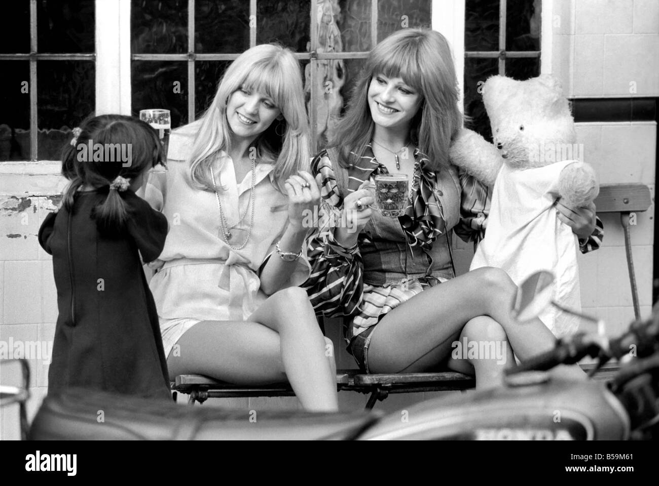 Zwei Frauen halten in einem Pub, einen Pint Bier zu haben, beim Einkaufen auf der Kings Road in Chelsea, London. ; April 1975; 75-2156-001 Stockfoto