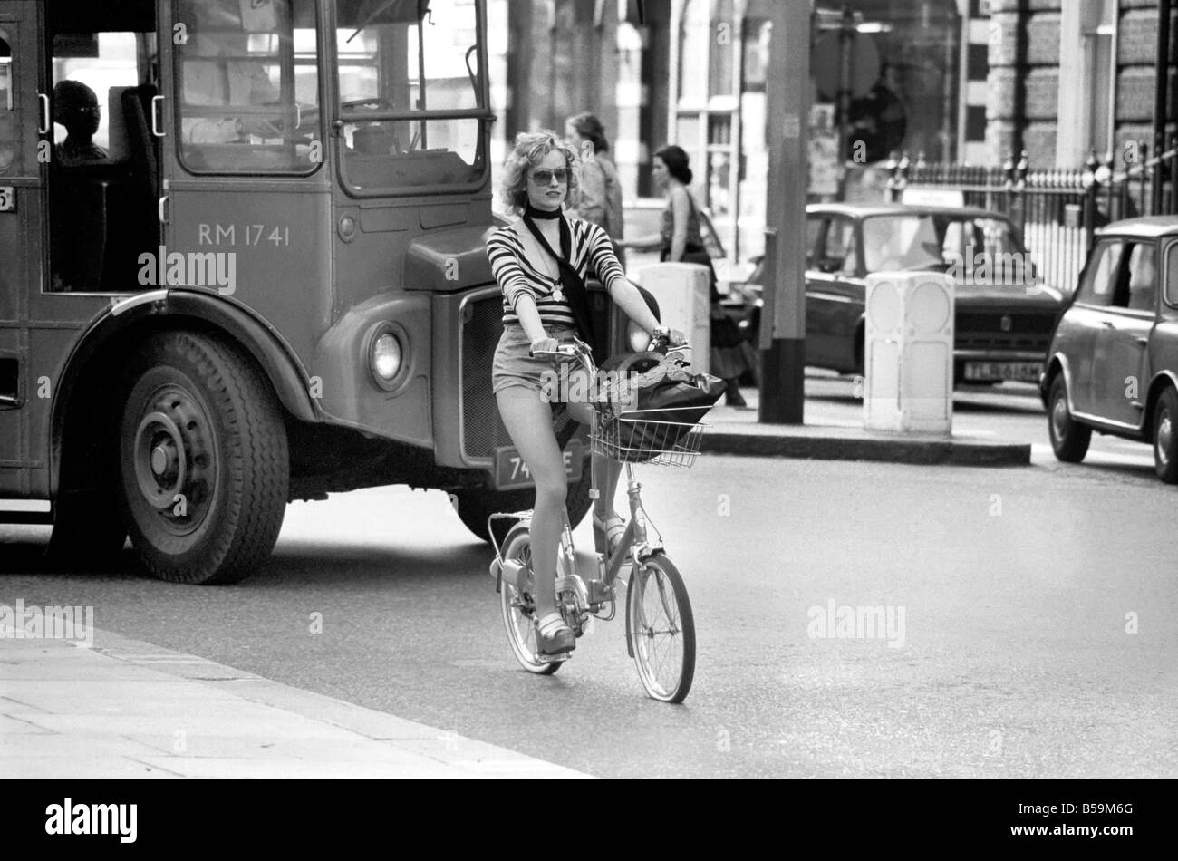 Modell mit dem Fahrrad in Kings Road Chelsea, London. April 1975 &#13; &#10; 75-2156-009 Stockfoto