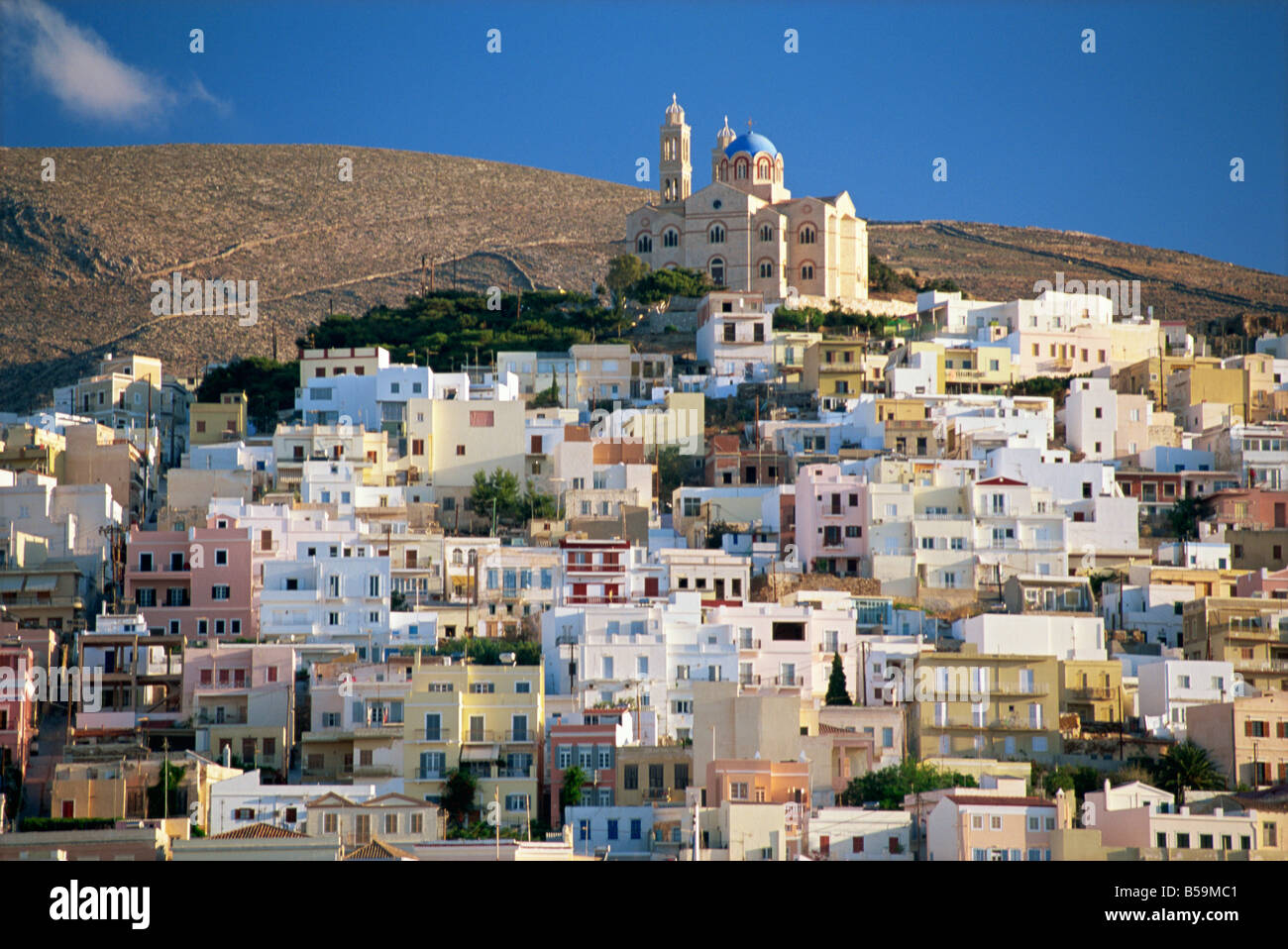 Skyline der Stadt und Kirche von Anastasis Ermoupolis Stadt Syros Kykladen griechische Inseln Griechenland Europa Stockfoto