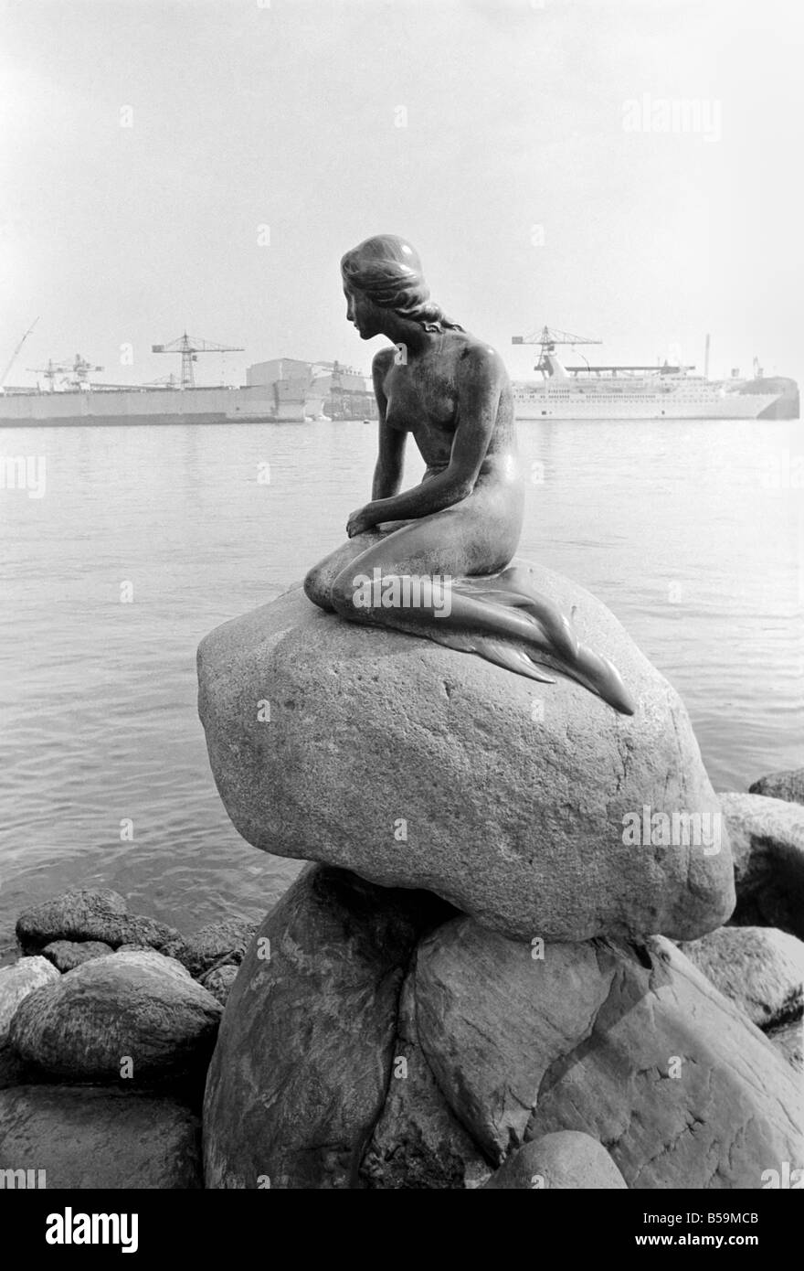 Die Statue der kleinen Meerjungfrau bewacht den Eingang zum Hafen von Kopenhagen &#13; &#10; Mai 1975 75-2211 Stockfoto