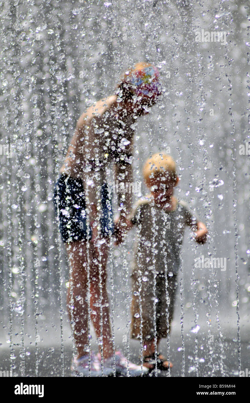 Kinder spielen in einem Brunnen Stockfoto