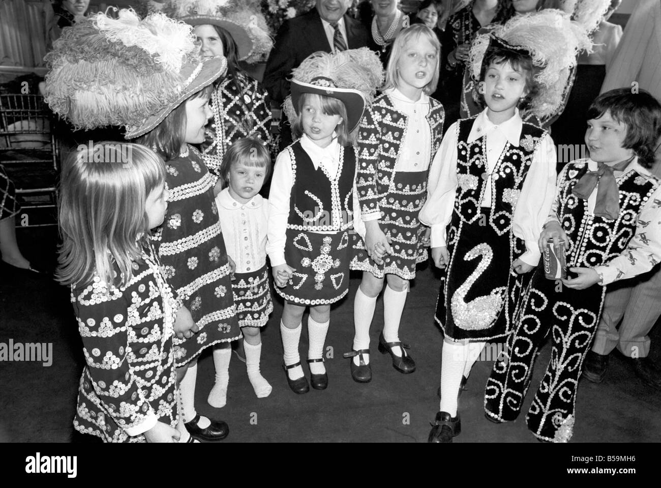 Jüngere Mitglieder der Pearly Kings und Queens gesehen hier bei einem Treffen der Familien im Londoner East End. April 1975 Stockfoto