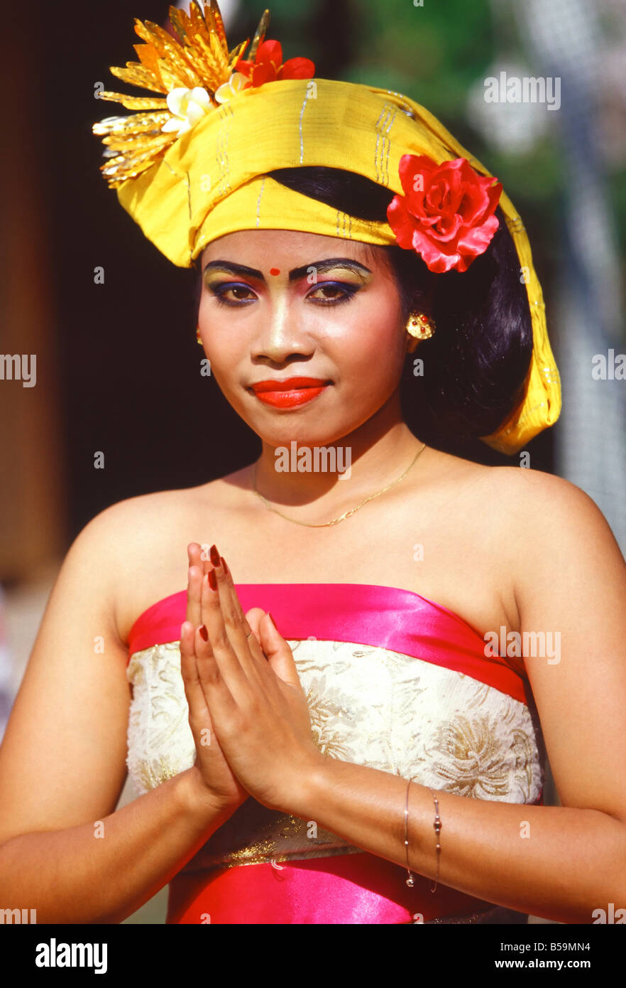 Porträts von einer jungen Frau im traditionellen Tanz Kostüm, Bali, Indonesien, Südostasien Stockfoto