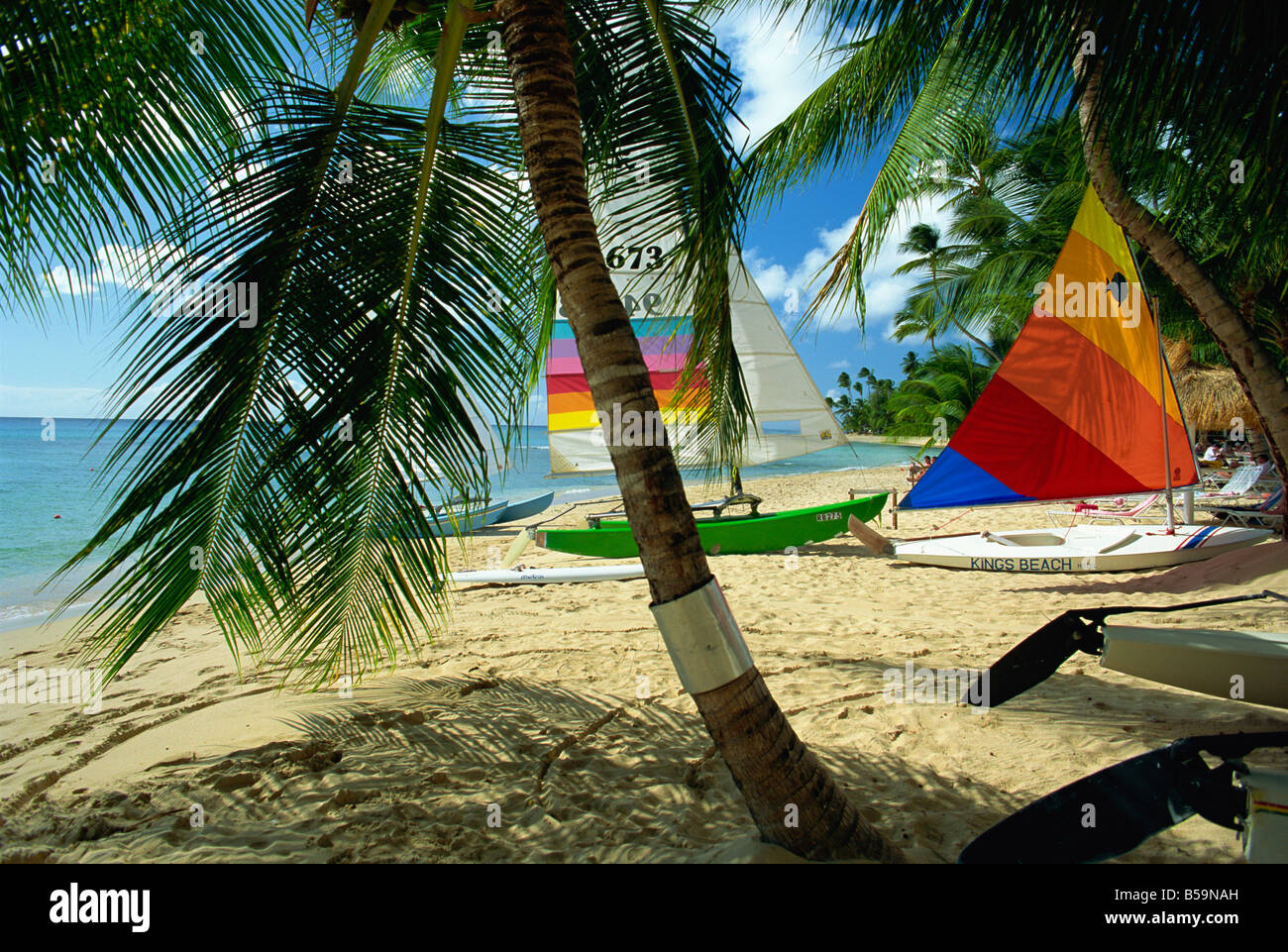 Segelboote auf Mullins Beach in der Nähe von des Königs Strandhotel, St. Peter Parish, Barbados, West Indies, Karibik, Mittelamerika Stockfoto