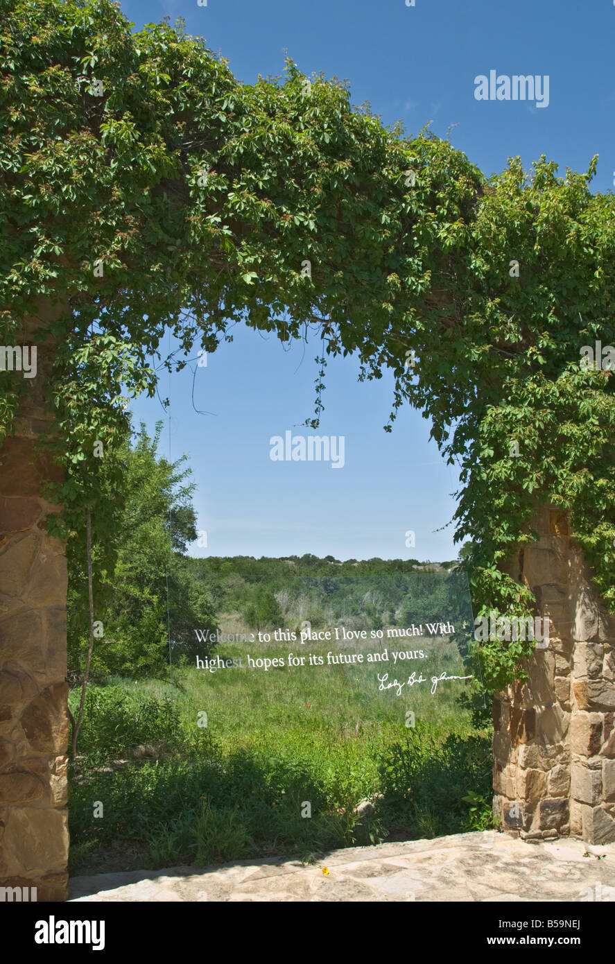 Texas Hill Country Austin Lady Bird Johnson Wildflower Center Eingang Zitat von Lady Bird auf Plex panel Stockfoto