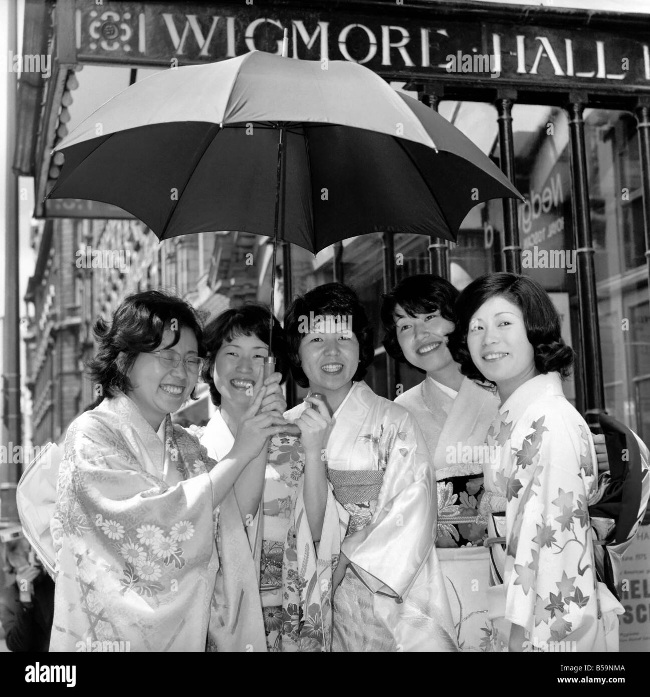 Japanisch alle Frauengruppe "Die Töchter des Himmels" gesehen in und um London und der Wigmore Hall genannt. April 1975 Stockfoto