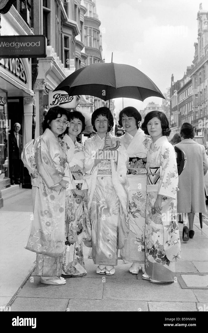 Japanisch alle Frauengruppe "Die Töchter des Himmels" gesehen in und um London und der Wigmore Hall genannt. April 1975 Stockfoto