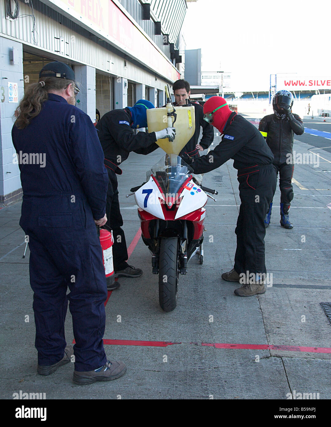 Pit Stop während einer britischen Motorradrennen Stockfoto