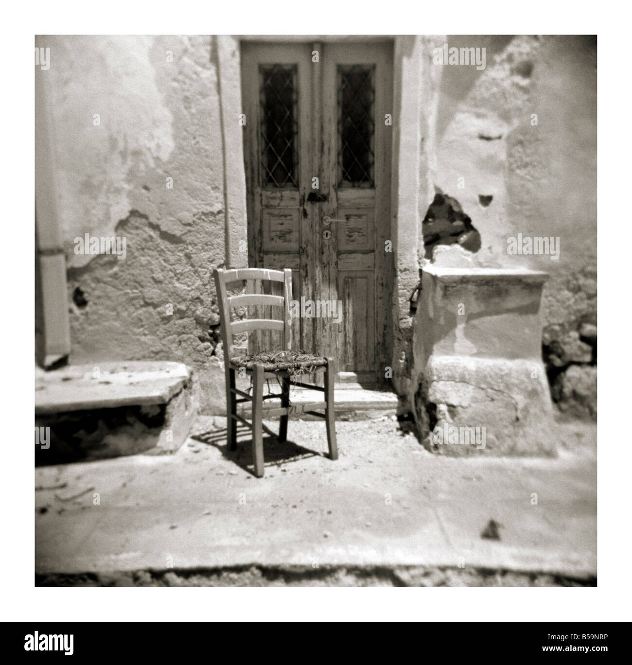 Polaroid von alten Stuhl außerhalb Gebäude beschädigt durch Erdbeben Oia Santorini Kykladen griechische Inseln Griechenland Europa Stockfoto