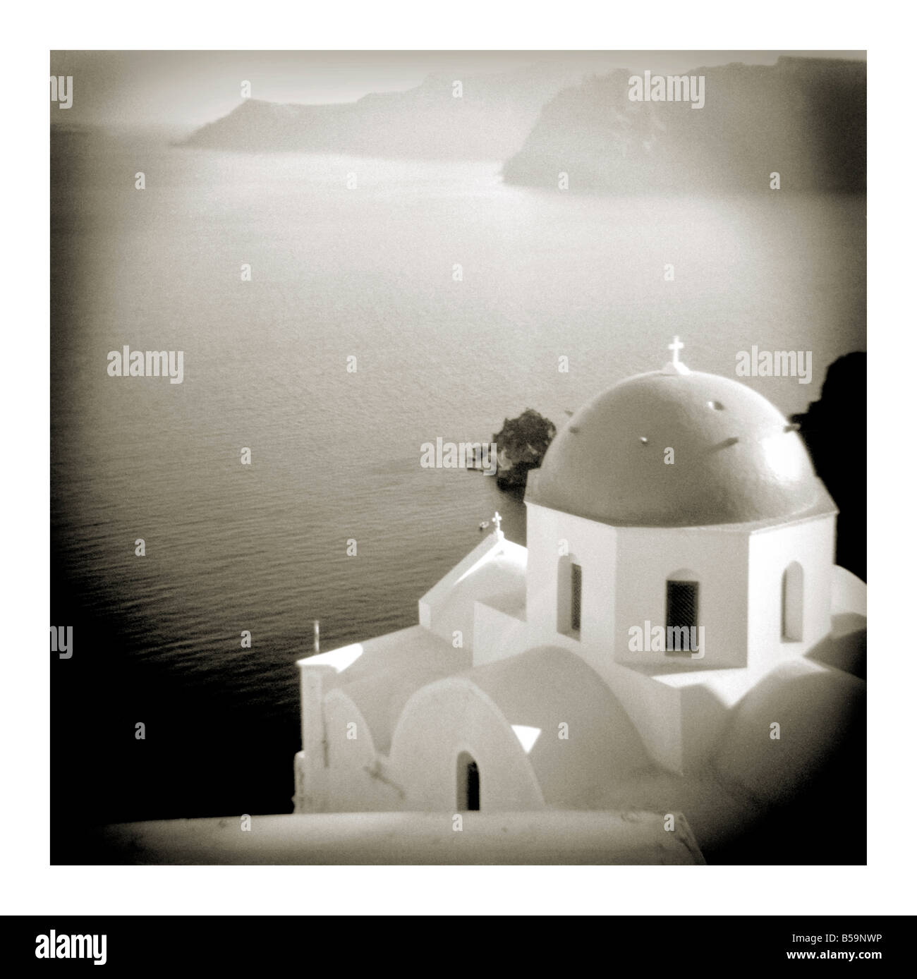 Polaroid von Kuppelkirche Oia Santorini Kykladen griechische Inseln Griechenland Europa Stockfoto