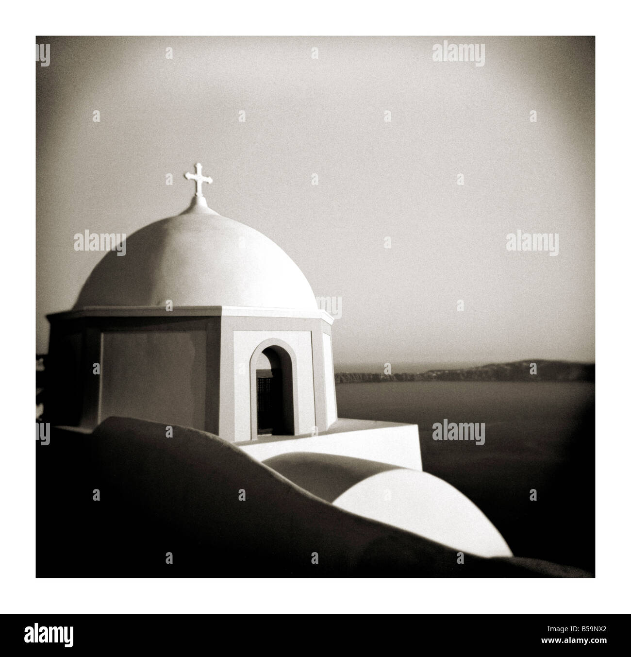 Polaroid von Kuppelkirche Fira Santorini Kykladen griechische Inseln Griechenland Europa Stockfoto