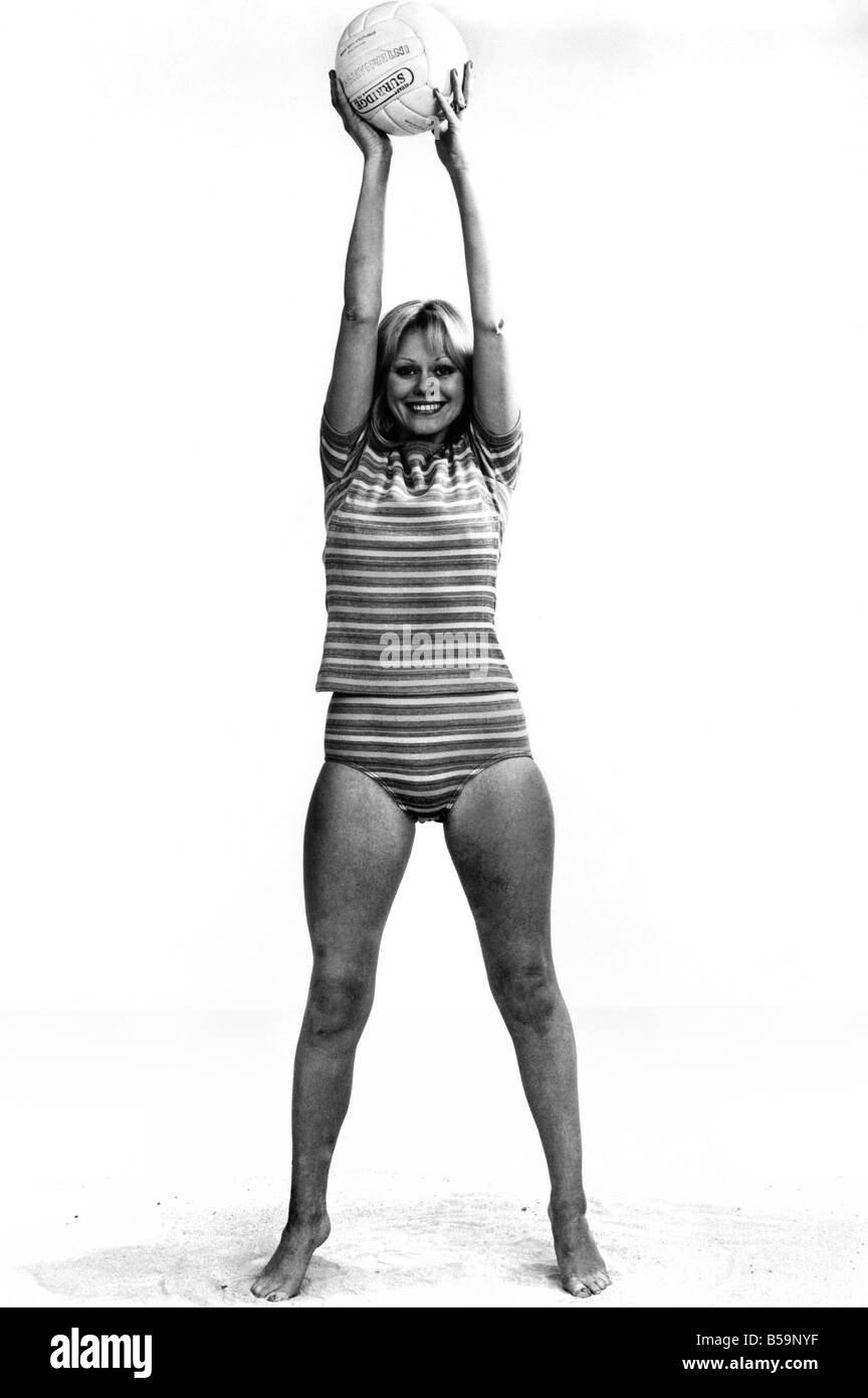 Frau ihr abnehmen Übungen mit einem Strandball. &#13; &#10; ca. 1966 Stockfoto