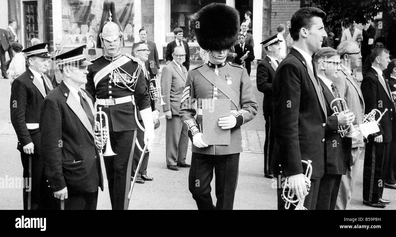 Bedlington Bergleute Picknick Corporal of Horse W H J Sampson von der Blues and Royals verlassen und Sergt B Douglass Coldsream Wachen inspizieren Ellington Colliery Band vor dem Start der Wettbewerb marching band Stockfoto