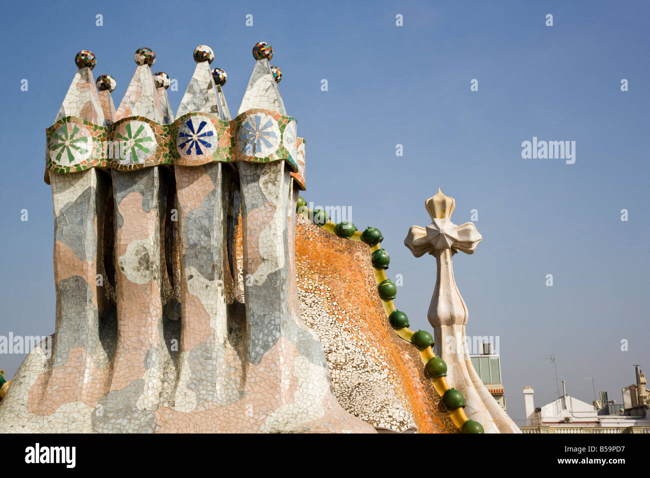 Bizarre Schornsteine ragen vom Dach der Casa Batlló, Anton Gaudís modernistischen Apartment-Haus in Barcelona Stockfoto