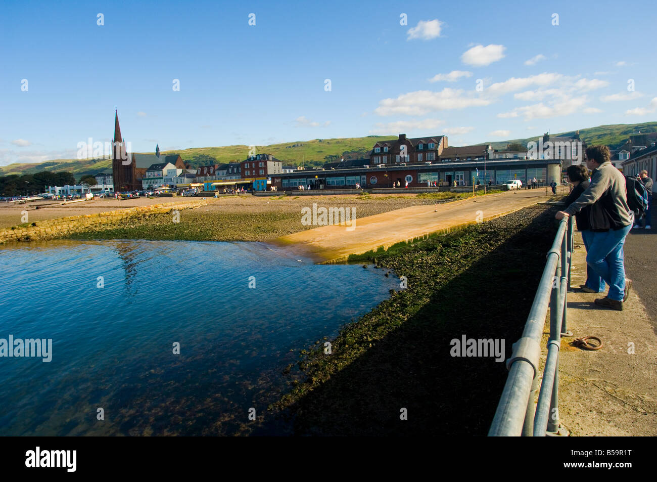 Largs Pier, zwei Passagiere warten auf die Fähre von der Insel Cumbrae. Die schottischen Küstenstadt ist ein beliebter Ferienort Stockfoto