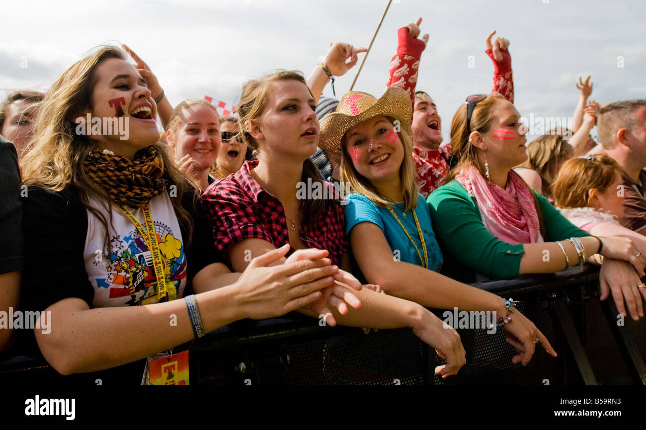Teenager weiblichen Fans sehen Sie live-Bands auf das T in The Park Music Festival Balado, Kinross, Schottland. Stockfoto