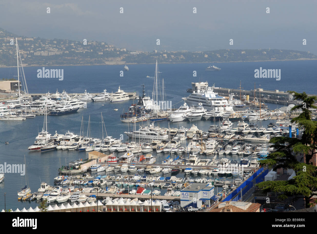 Luxus-Yachten und kleine Boote im Hafen von Monaco Stockfoto