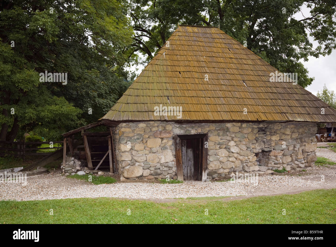Bran Siebenbürgen Rumänien Europa traditionell Anfang des 20. Jahrhunderts Wassermühle unter freiem Himmel Dorf Folk Museum Stockfoto