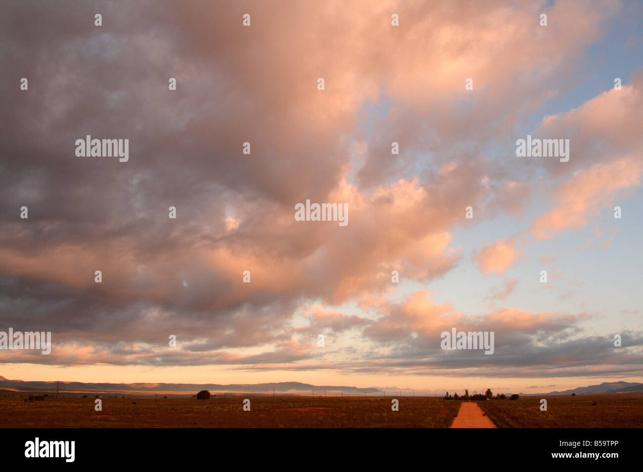 Bewölkten Himmel und unbefestigte Straße Stockfoto