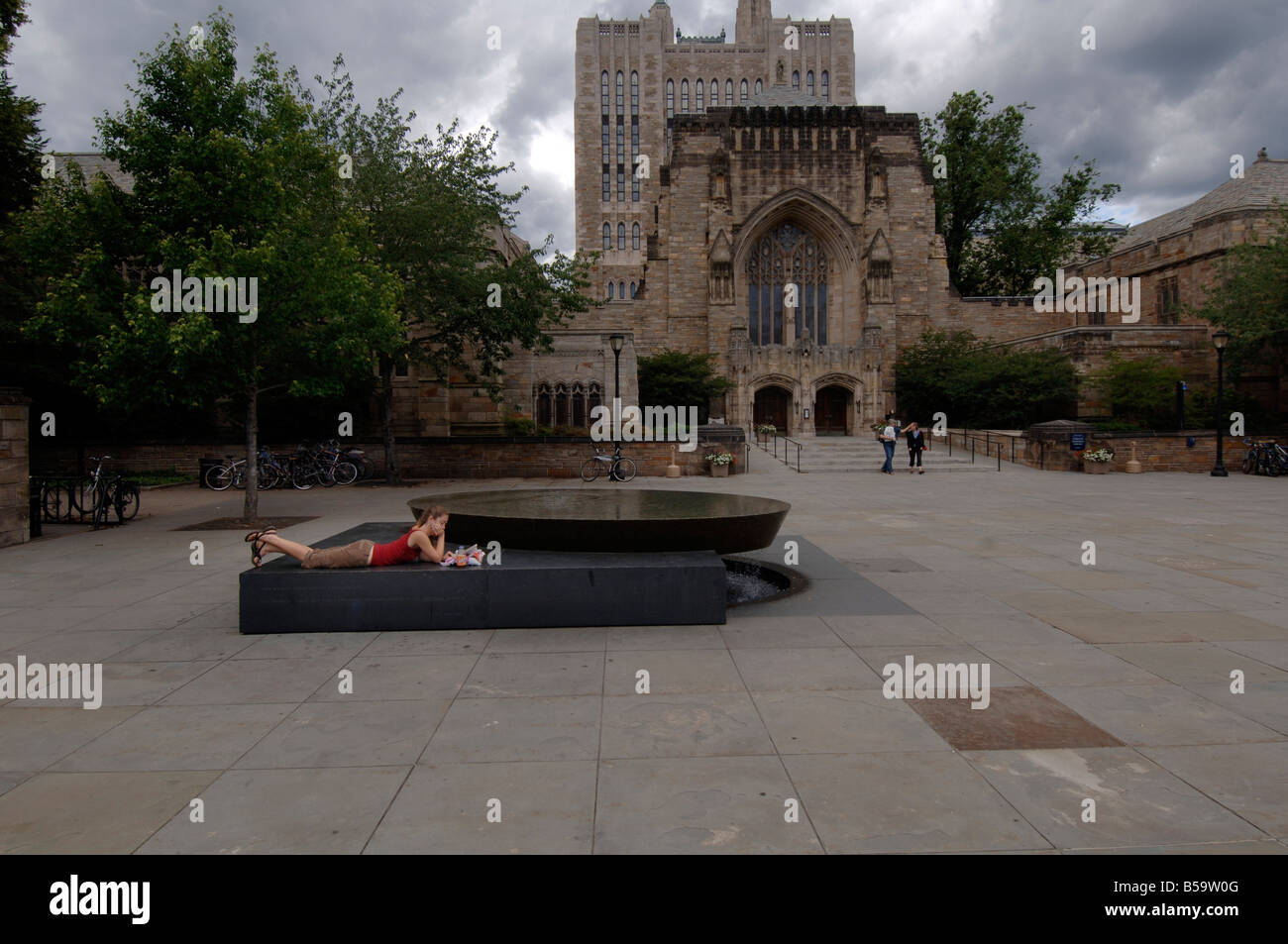 Yale University Sterling Memorial Library Women s Tisch-Skulptur von Maya Lin im Vordergrund Stockfoto