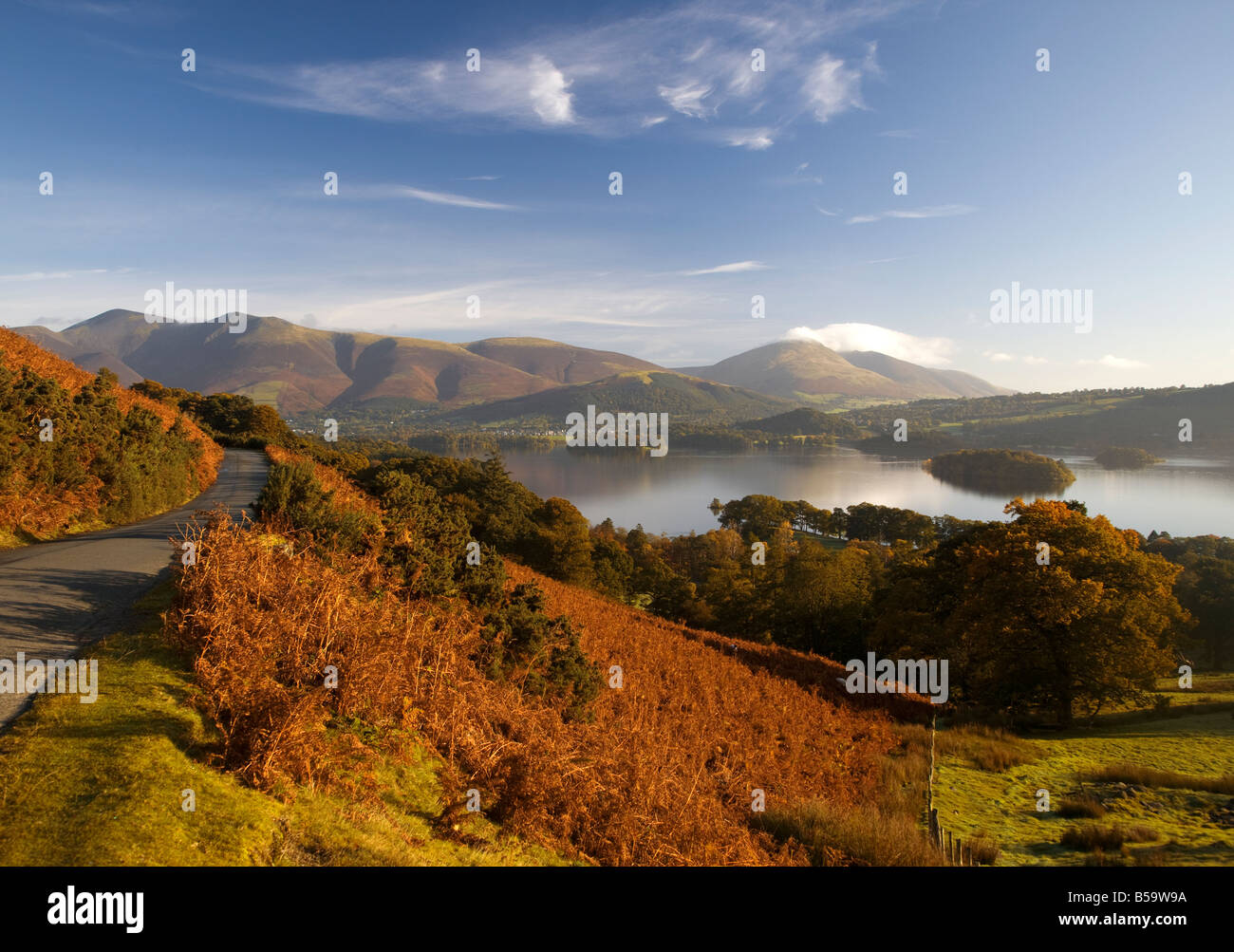 Blick über den See in Richtung Skiddaw & Blencathra von in der Nähe von Catbells bei Sonnenaufgang im Herbst, Lake District, Cumbria Stockfoto