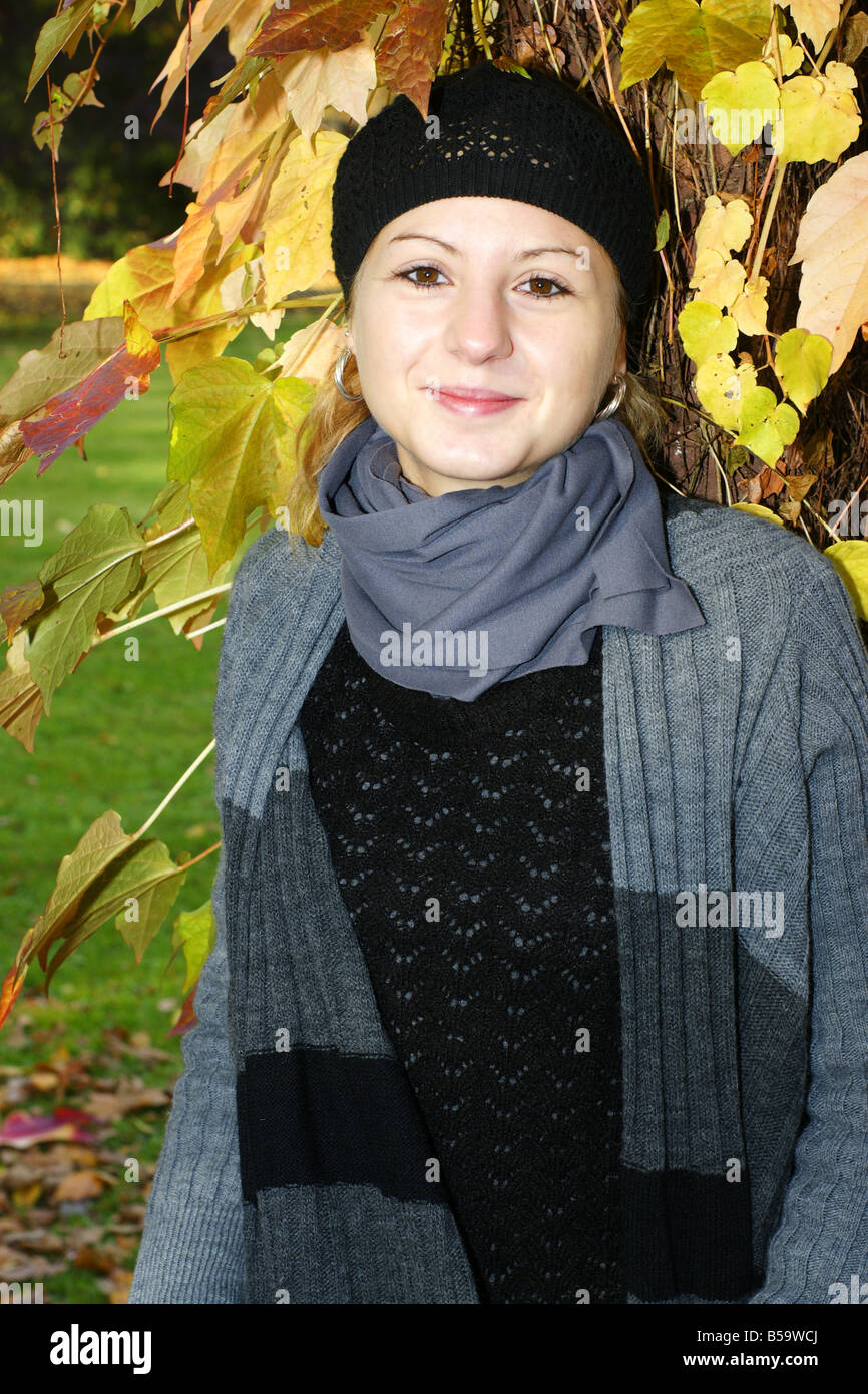 Junge Frau posiert im Garten im Herbst Stockfoto