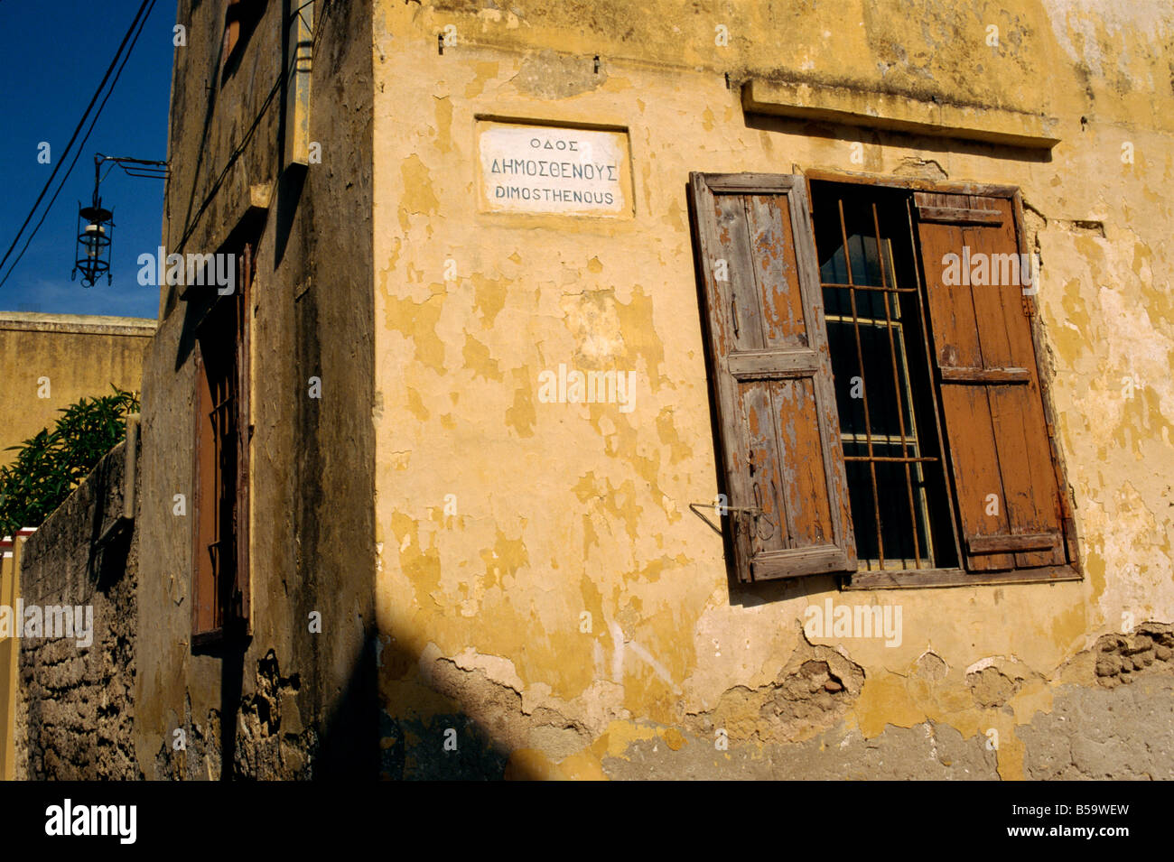 Straßenecke mit Fensterläden Fenster und Straßenschild, Dimosthenous Street, Rhodos Stadt, Rhodos, Dodekanes, Griechenland Stockfoto