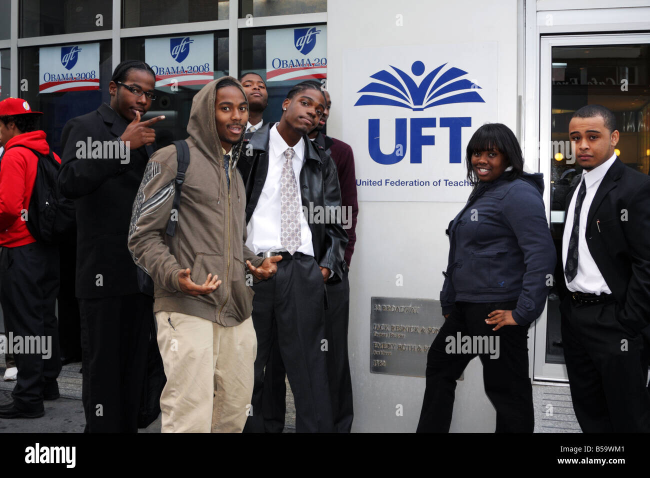 Schwarzen Jugendlichen posiert vor United Federation of Lehrer Building auf 52 Broadway New York City Stockfoto