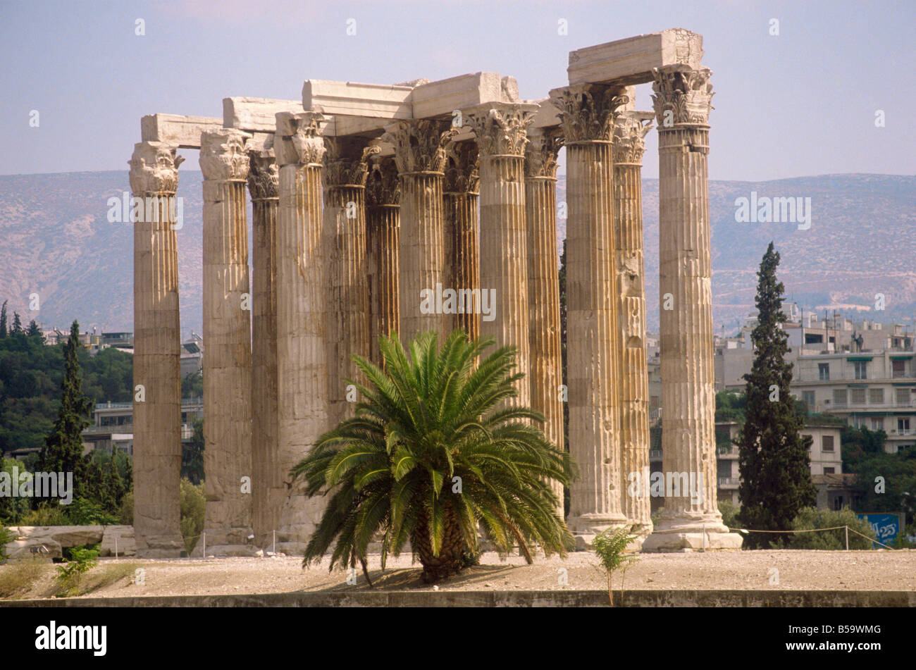 Korinthische Säulen von der Zeus-Tempel aus der Zeit zwischen 174 v. Chr. bis 132 n. Athen Griechenland Europa Stockfoto