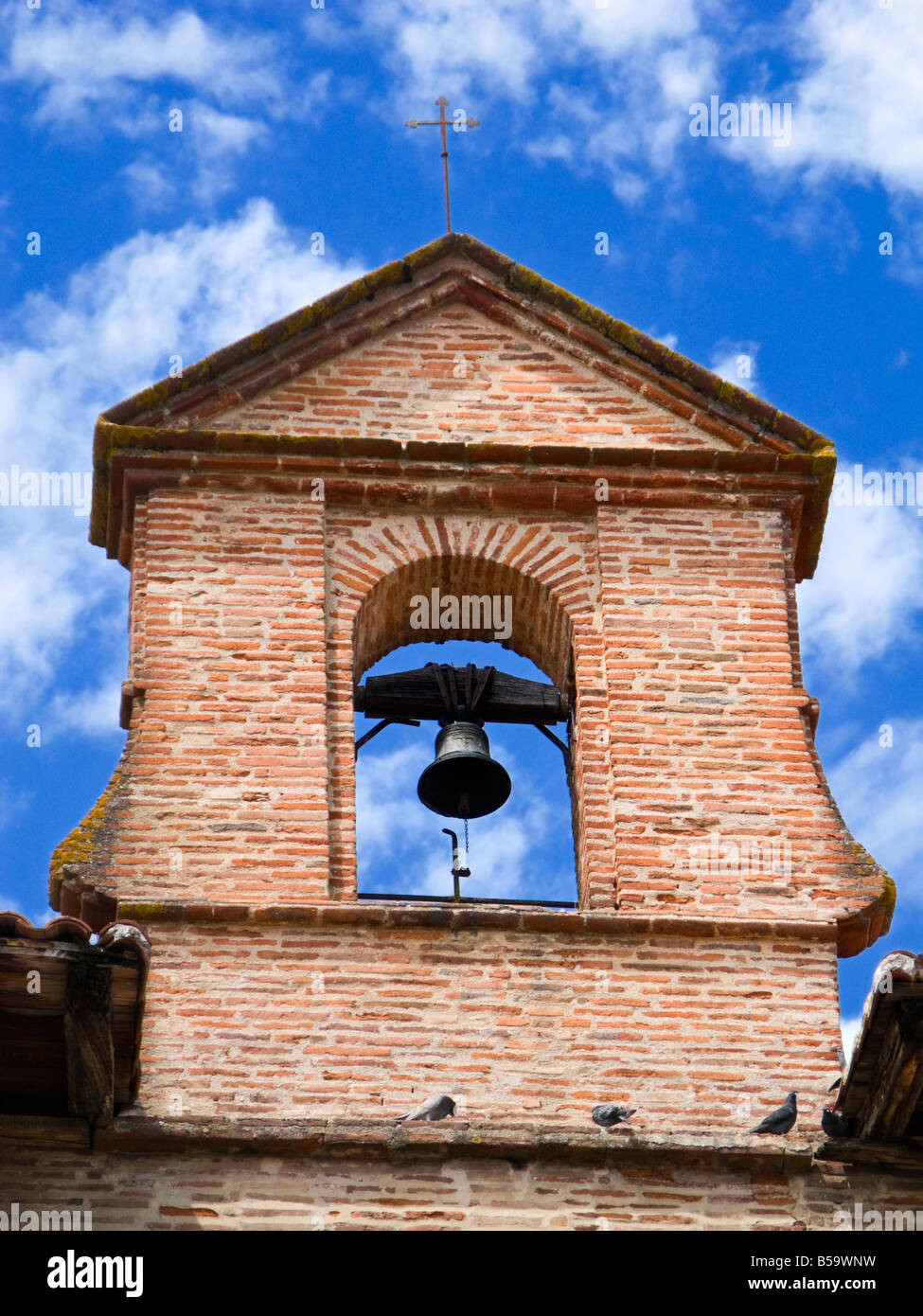 Alten alten Backstein-Glockenturm mit einzelnen Glocke Frankreich Europa Stockfoto