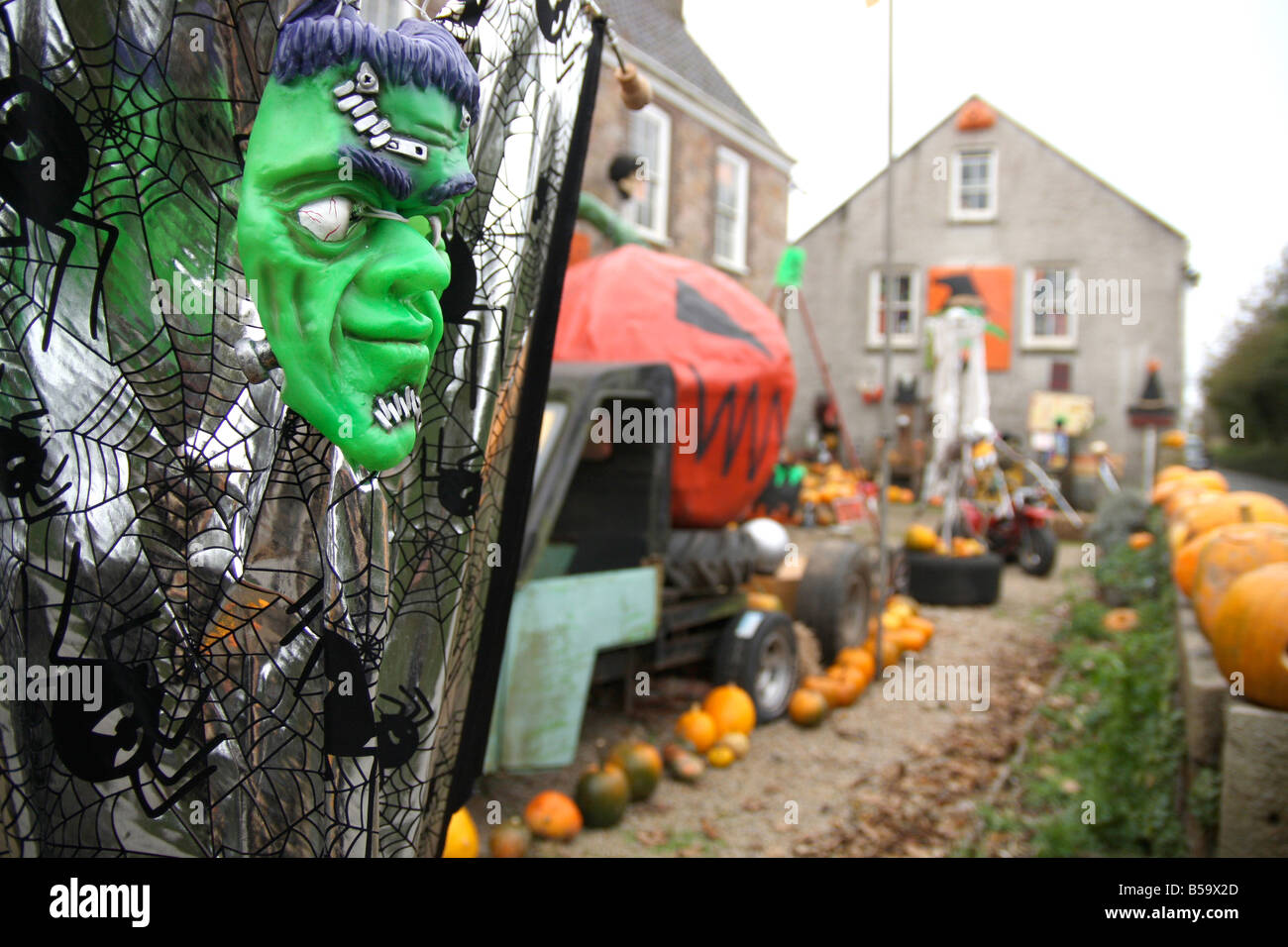 Ein Haus mit einem Spooky Halloween gestalteten Garten Stockfoto