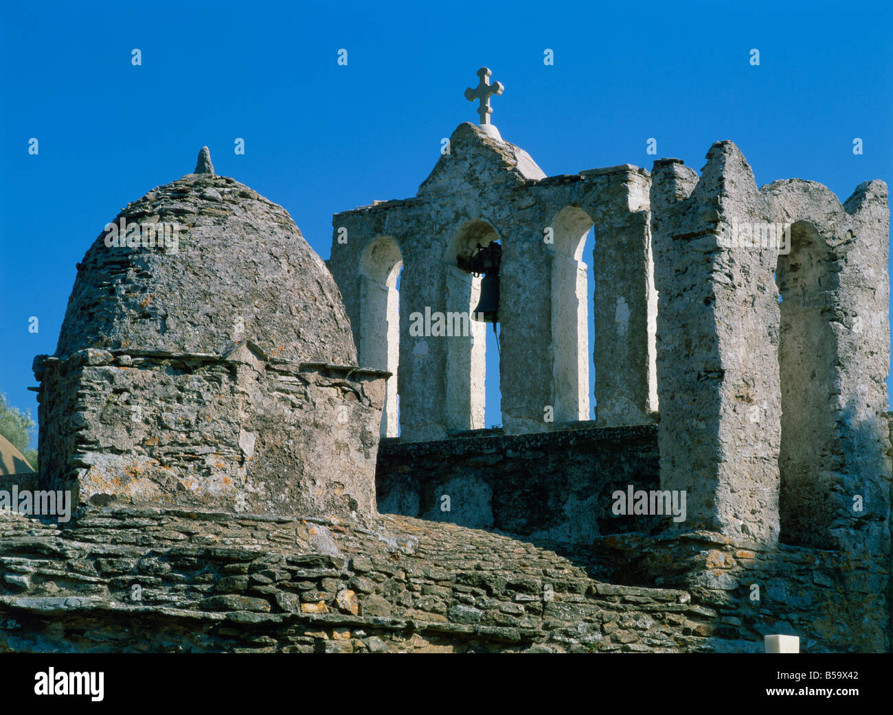 Nahes hohes Dach Kuppel und Glockenturm Turm der Kirche der Muttergottes von Drosiani auf Naxos Kykladen griechische Inseln Griechenland Europa Stockfoto