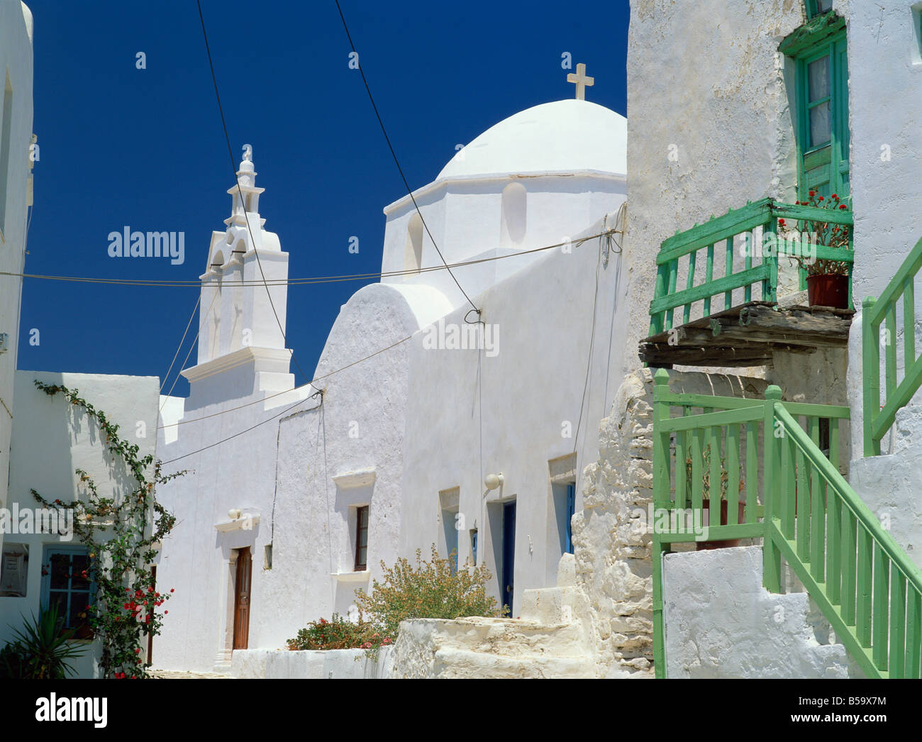 Grünen Balkon mit weiß getünchten Wänden, Kuppel und Glockenturm Turm der Kirche hinaus in die Kastro Dorf, Folegandros, Kykladen, Griechenland Stockfoto