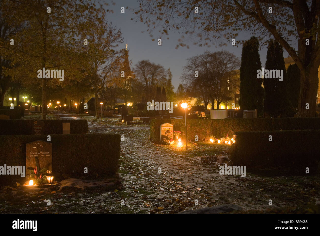 Halloween Friedhof bei Kerzenlicht Stockfoto