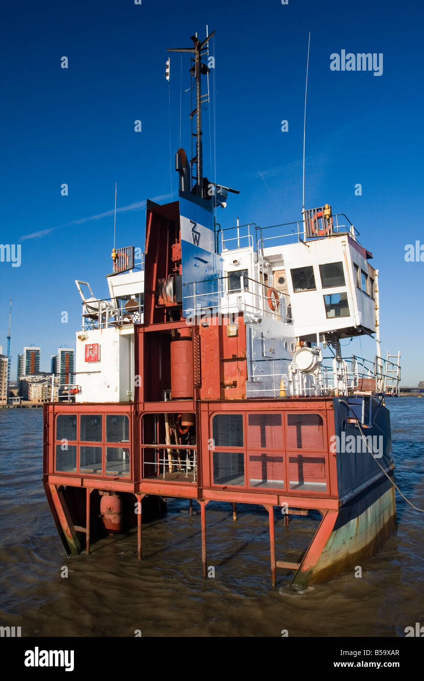 Das Stück der Realität Skulptur von Richard Wilson, festgemacht an der Themse, North Greenwich, London, UK 2008 Stockfoto