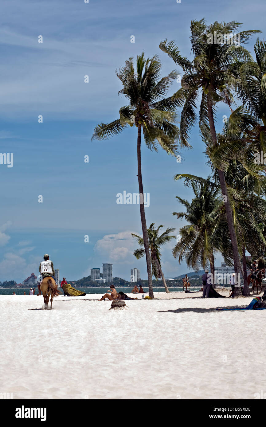 Strand Hua Hin Thailand. Pferd und Reiter, Palmen, blauem Himmel. Hua Hin tropischen Strand. Asien Thailand S. E. Stockfoto