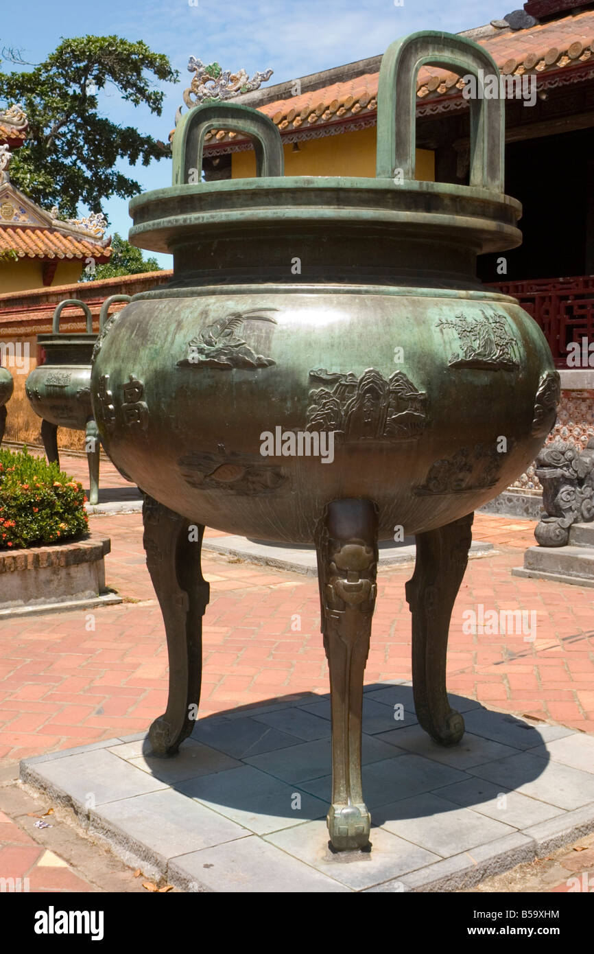 Eine von neun Bronze dynastischen Urnen am Imperial City, Hue, Vietnam angezeigt Stockfoto