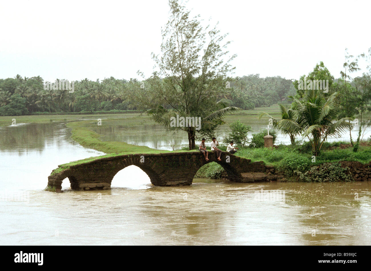 Indien Goa Vasco de Gama Monsun Flut beschädigte Brücke Stockfoto