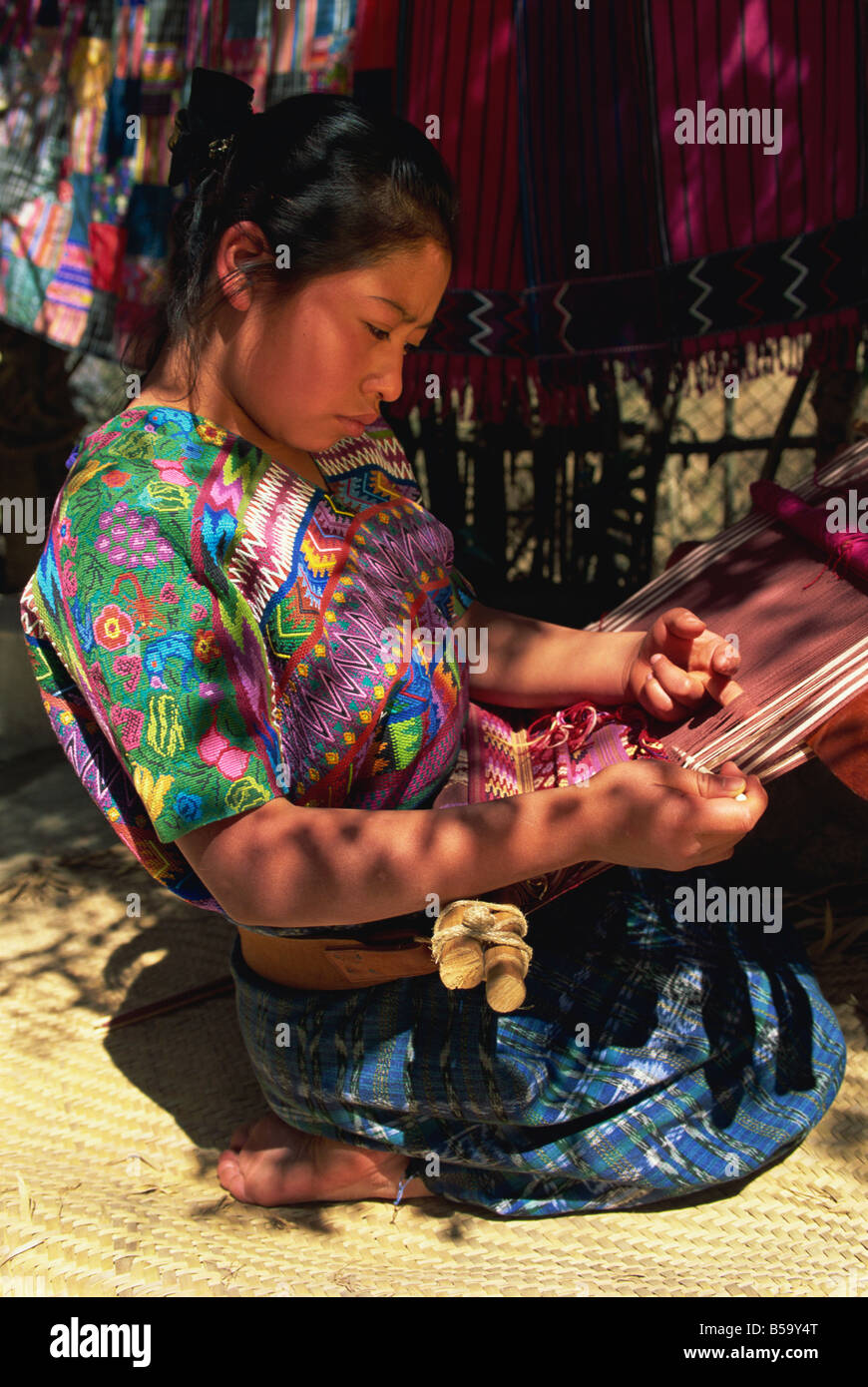 Einheimisches Mädchen weben, San Antonio Aguas Calientes, Guatemala, Mittelamerika Stockfoto