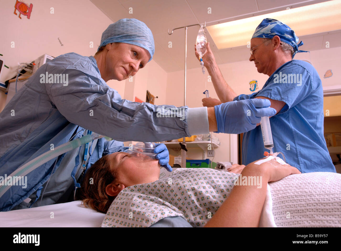 EINE WEIBLICHE BERATER ANÄSTHESIST IN EINEM KRANKENHAUS UK Stockfoto