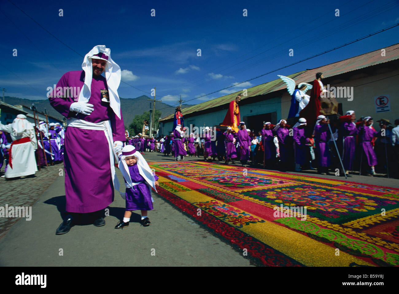 Eines der berühmten Oster-Prozessionen mit Straße, übersät mit farbigen Sägemehl, Antigua, Guatemala, Mittelamerika Stockfoto