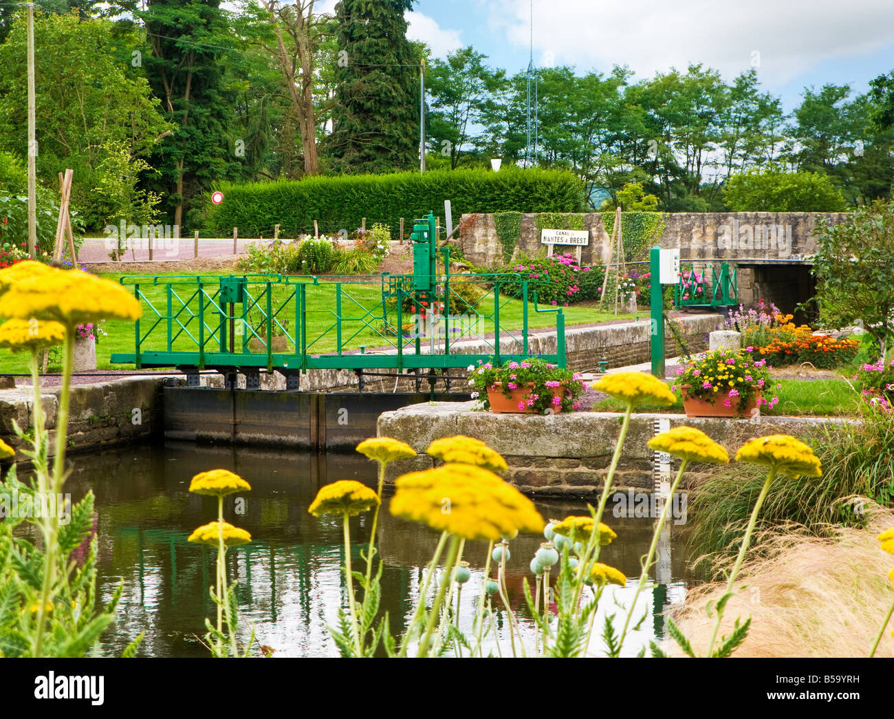 Schloss und ziemlich bunte Gärten auf Nantes-Brest-Kanal bei Cadoret, Morbihan, Bretagne, Frankreich Europa Stockfoto